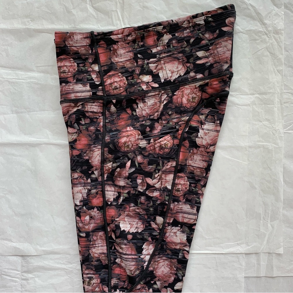 Lululemon Women’s Fast & Free Black & Pink Floral High Rise Nulux Crop 19” | 4 - Picture 8 of 12
